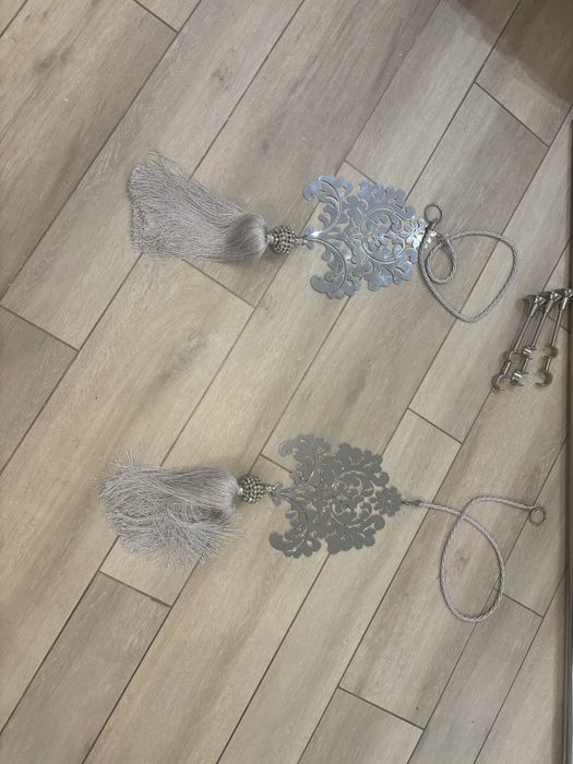 Karnisz chromowy 3,7 m wraz z ozdobami - firana gratis