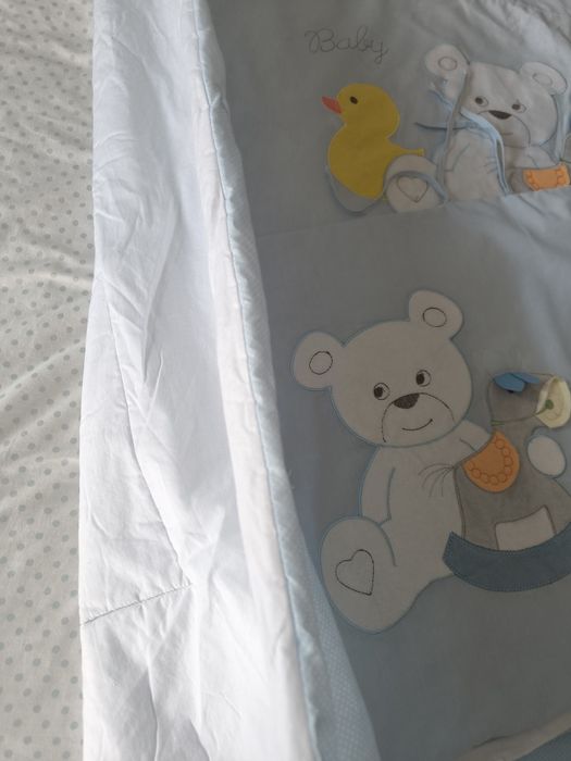 Edredão e resguardo de berço