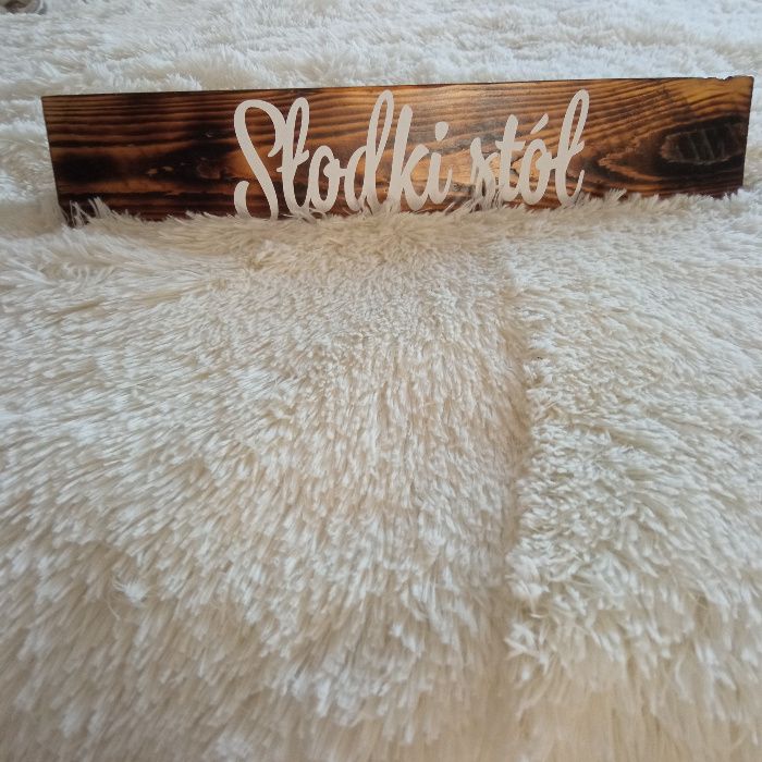 Drewniana deseczka w stylu rustykalnym z napisem "Słodki stół"