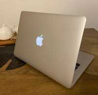 Laptop Apple MacBook Air z pokrowcem i ładowarką