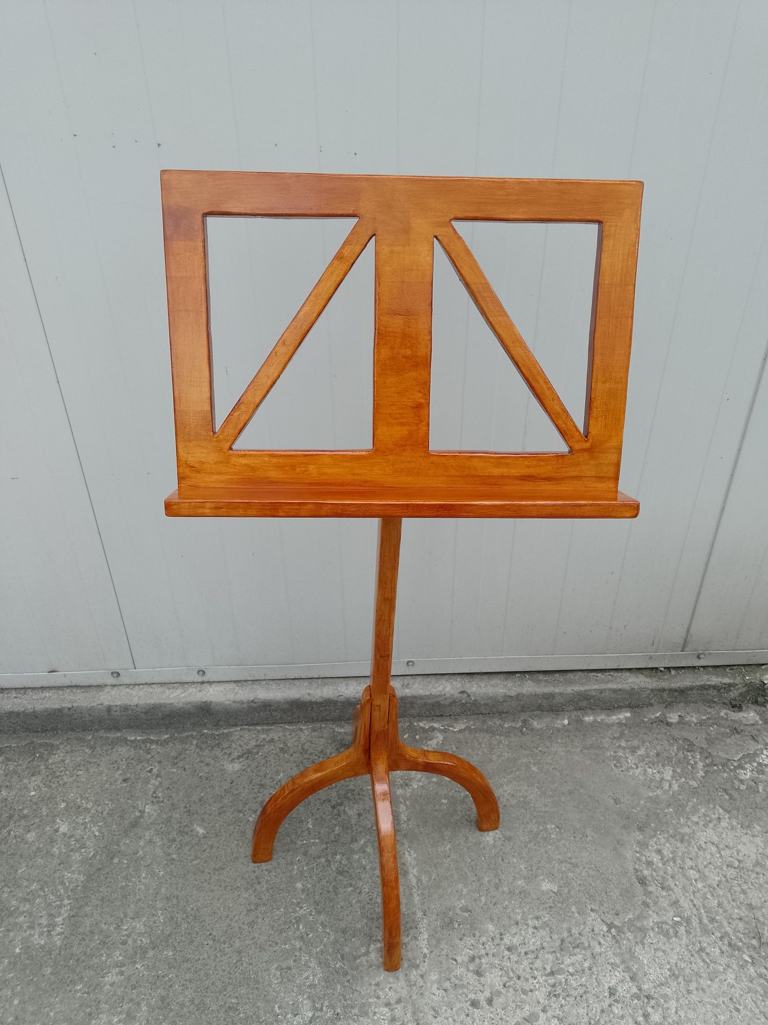Drewniany pulpit na nuty