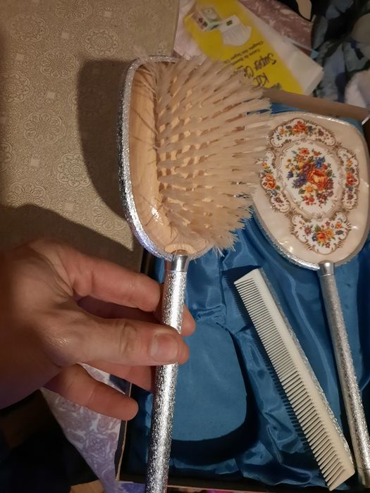 Conjunto de beleza. Escova, pente e espelho