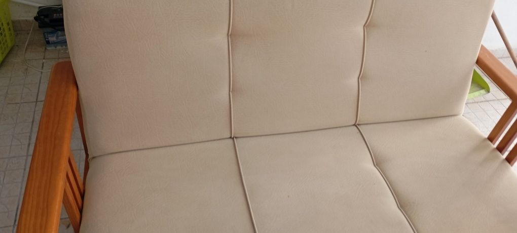 Sofá de três lugares
