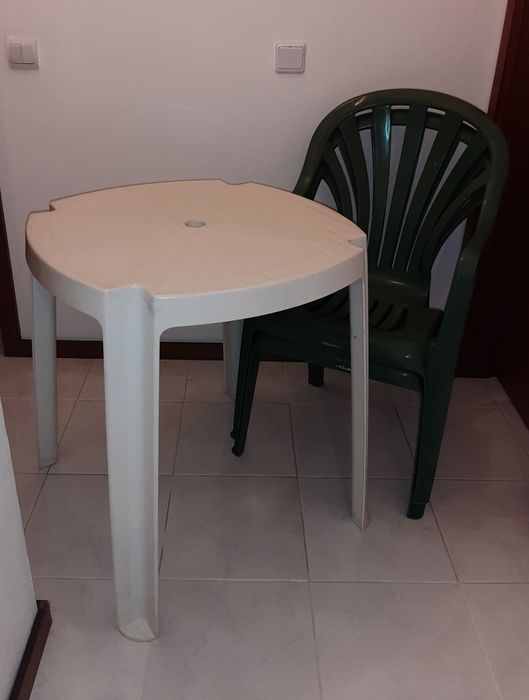 Mesa e 2 cadeiras plástico jardim.