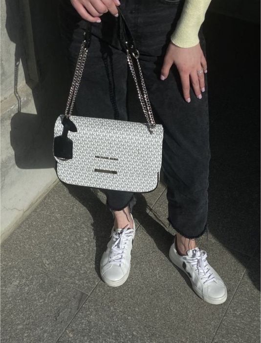 Маленькая сумка в стиле Michael Kors zippy bag white