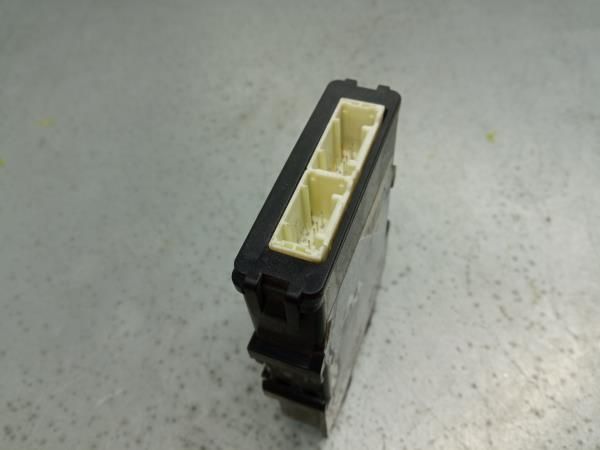 Módulo confort TOYOTA Yaris (_P13_)