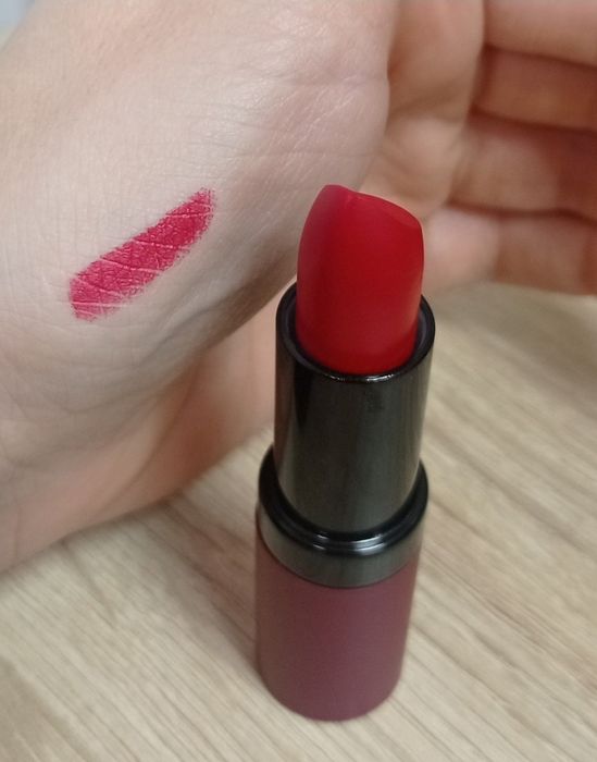 Губна стійка помада матова червона з вітаміном