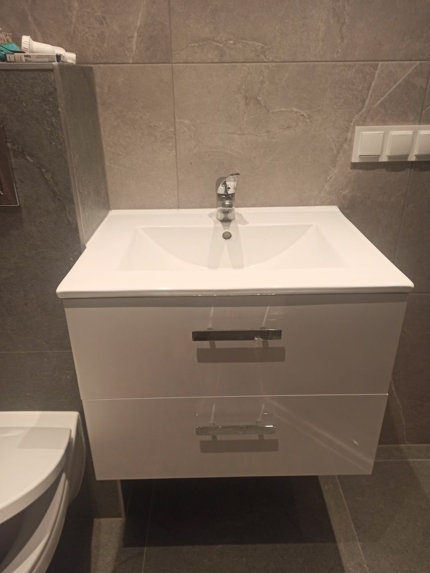 Szafka łazienkowa wisząca z umywalką i baterią