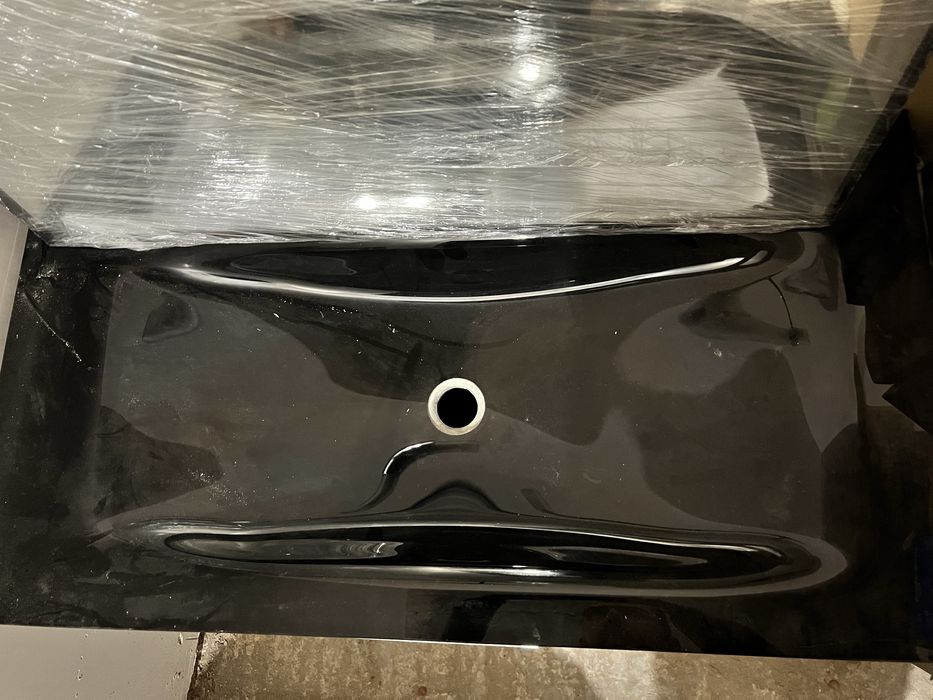 Чорна тумба з раковиною