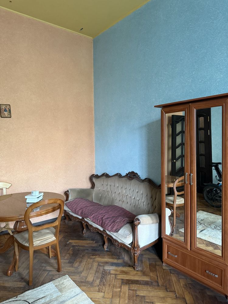 Продам  Центр 5 кв площадью  155 кв м Бажанова 14