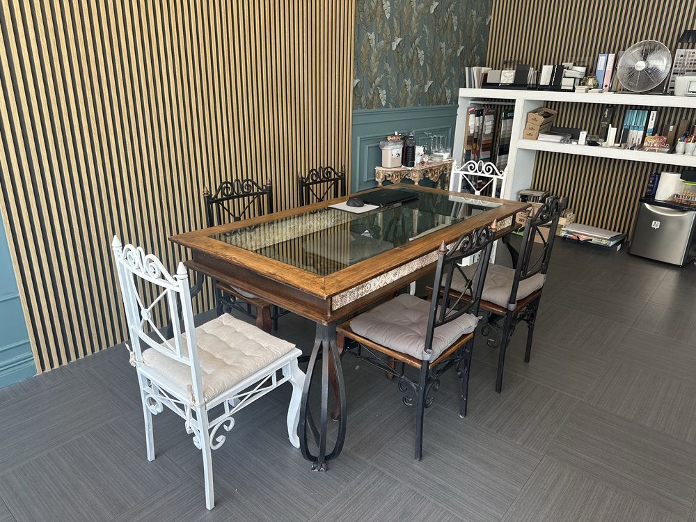 Mesa com  6 cadeiras .