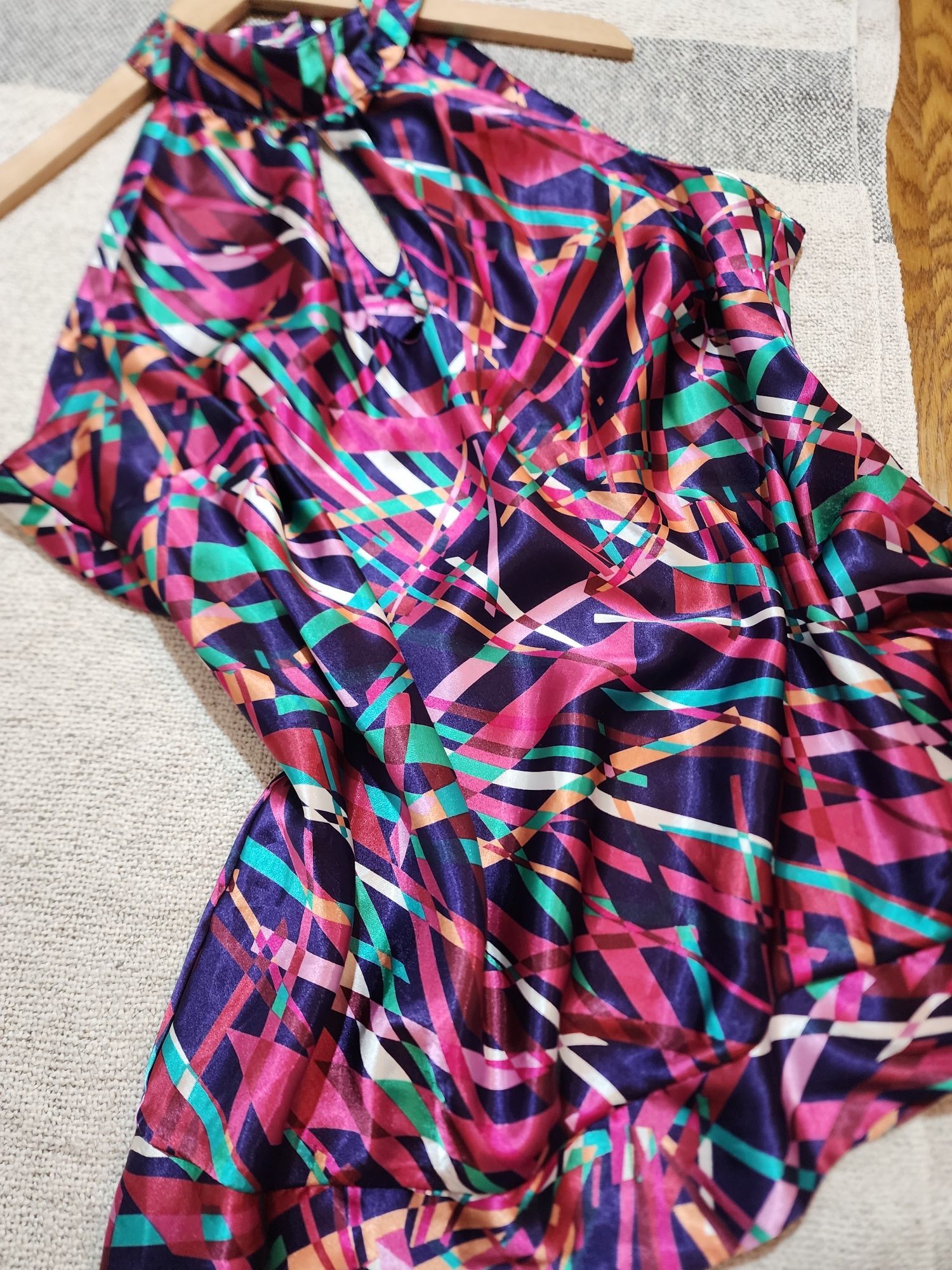 Kolorowa bluzka bez ramion w abstrakcyjne wzory Plus Size