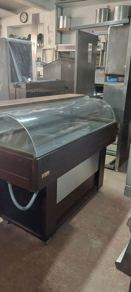 Mesa  refrigerada para exposição de peixe fresco.