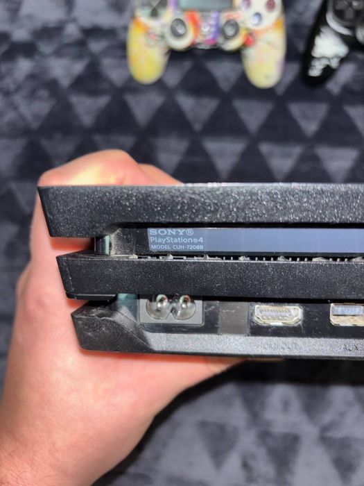 Продам PS 4 Pro 1 TB + 2 геймпада
