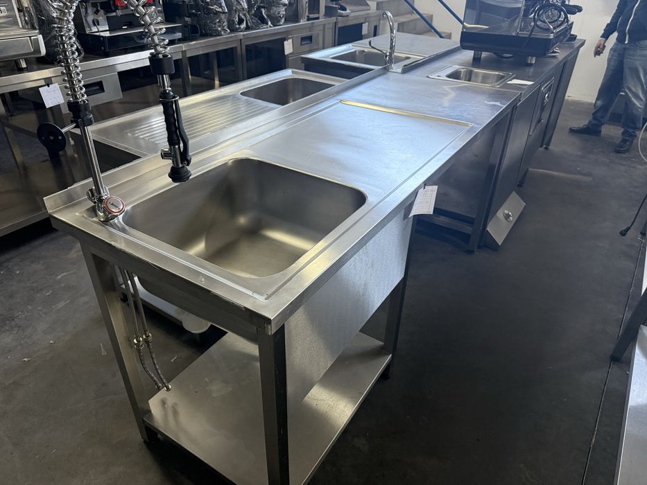 Bancada com pia lado esq. e sitio para maquina loiça e balde detritros