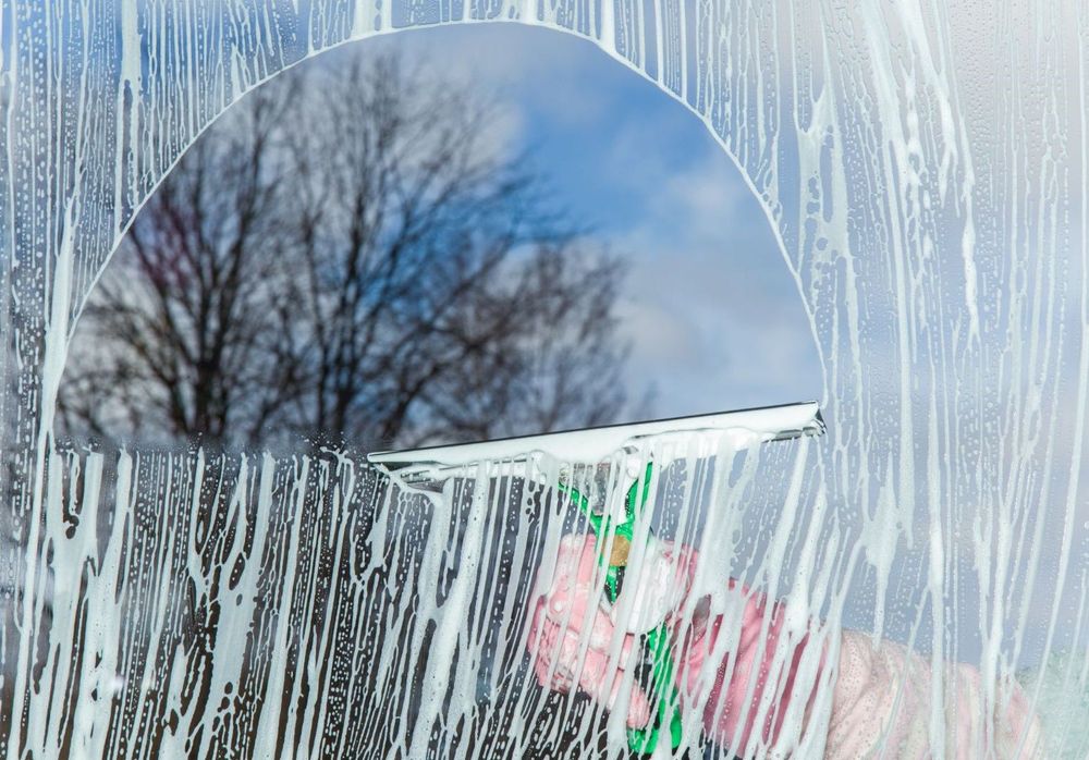 Profesjonalne mycie witryn sklepowych i okien biurowych