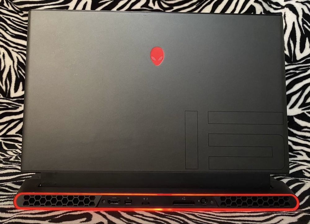 Игровой ноутбук Alienware m15 R3 – i7 / GTX 1660 Ti / 144 Гц