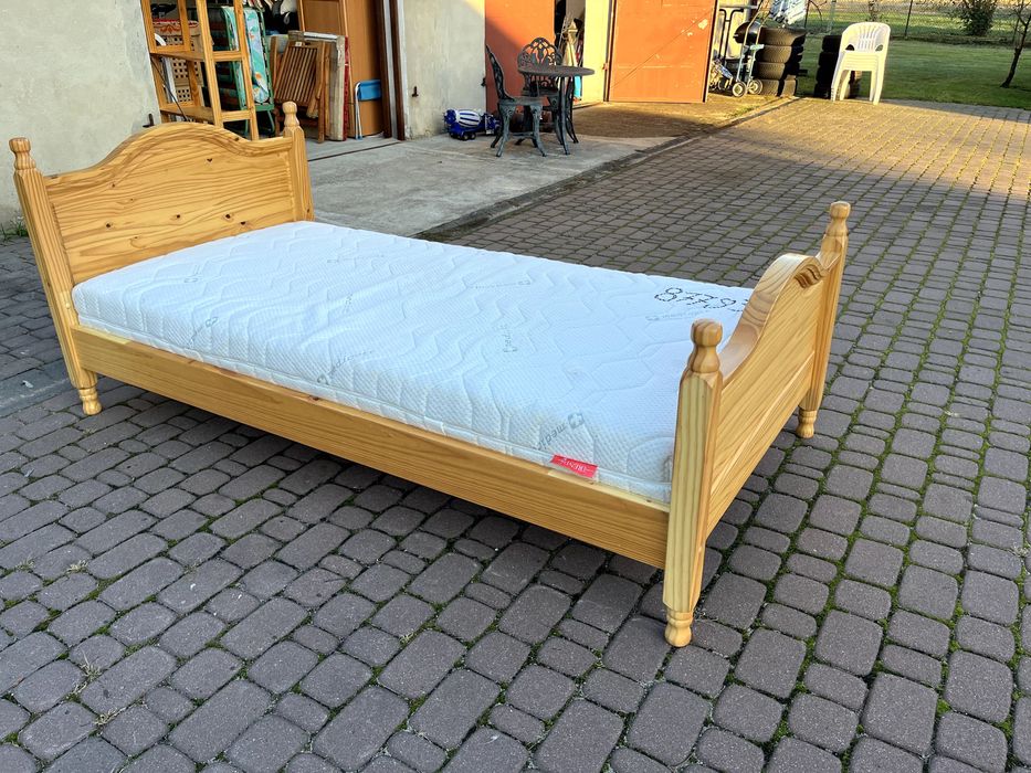 Łóżko drewniane 100 x 200 z materacem