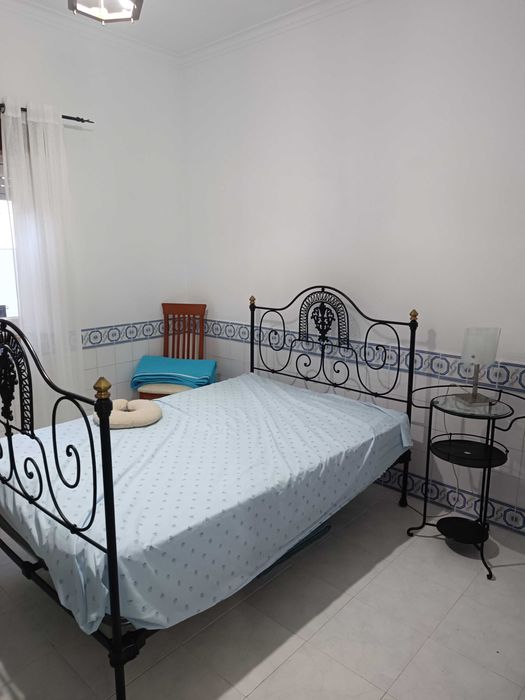 Cama e mesa cabeceira em ferro preto