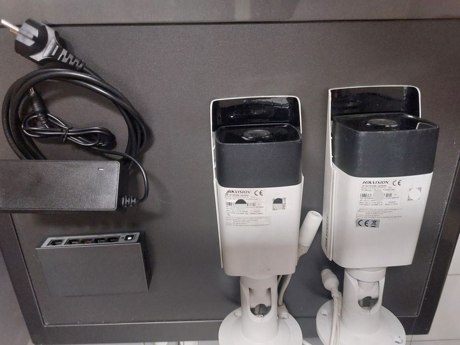 Dwie kamery IP 2MP + switch PoE - zestaw do monitoringu