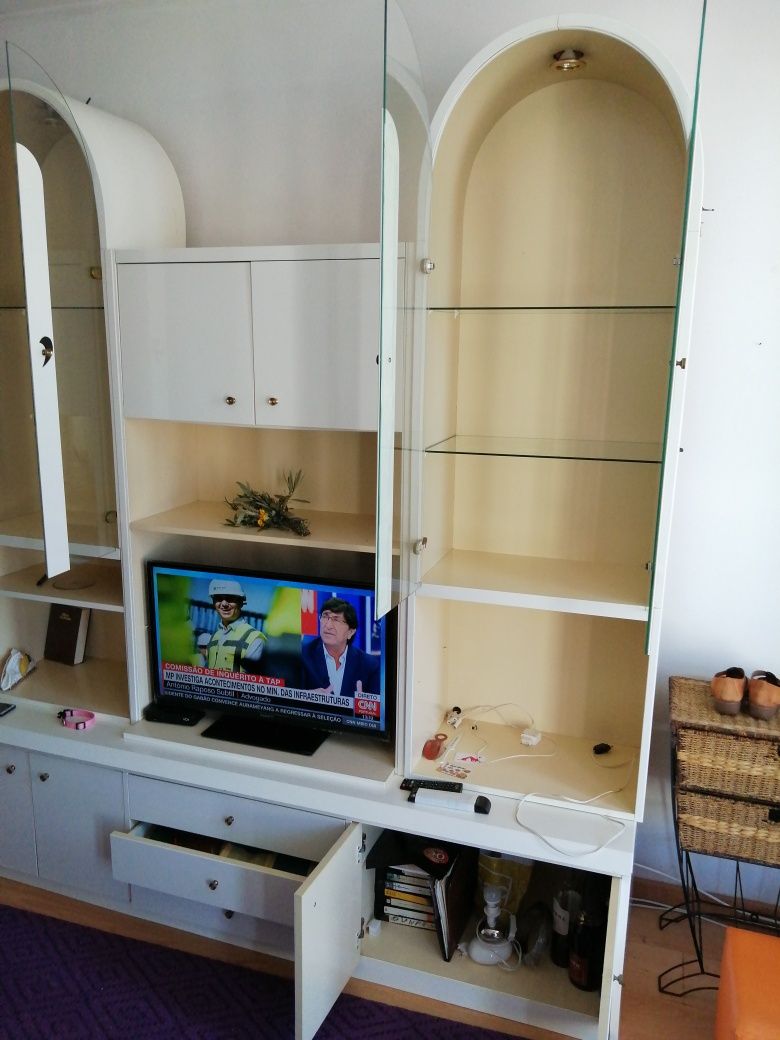 Móvel tipo estante para TV, com muita arrumação. Bom estado.