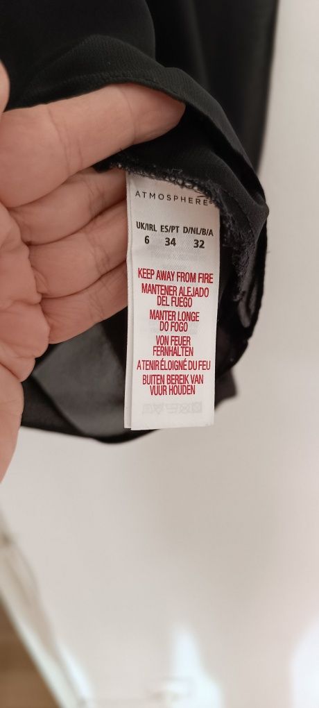 Camisa preta com gola bordada em branco. Aberta atrás. Tecido transpar