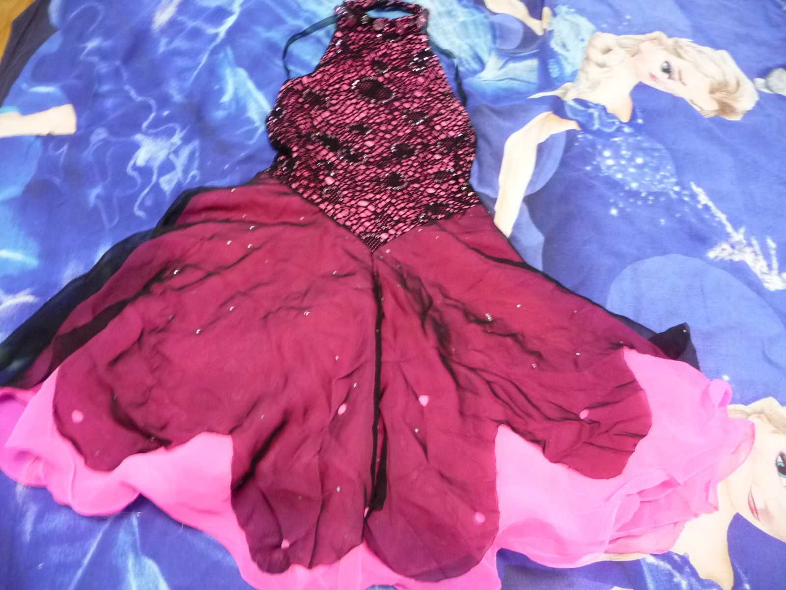 Нарядное платье с открытой спинкой и нижней пышной юбкой на 5-7 лет