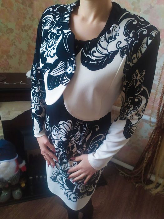 Жіночий піджак та сукня у візерунок