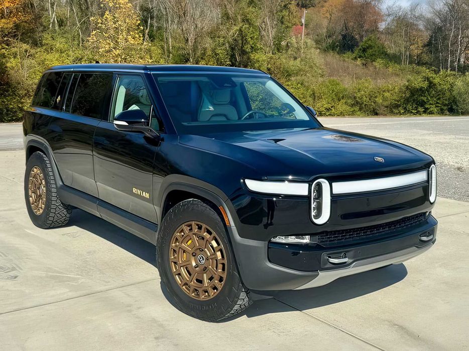 Rivian R1S      2023