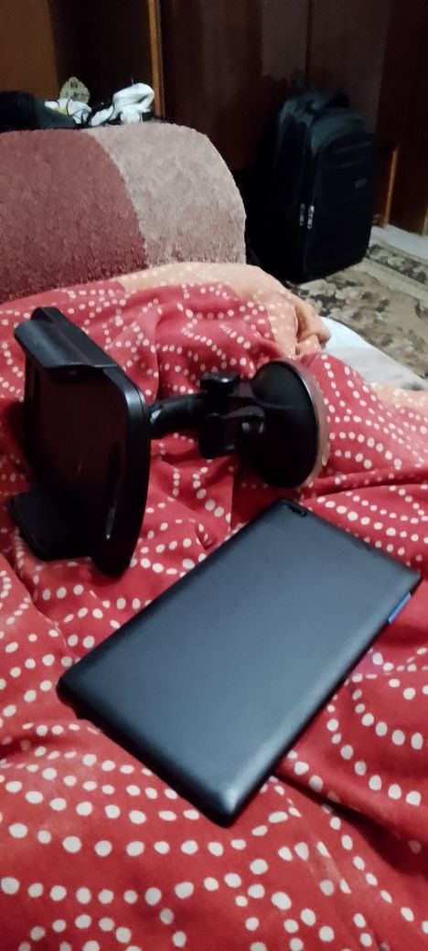 Планшет Lenovo tab7 в робочому стані та тримач в авто