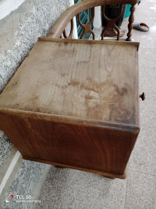 Banco de entrada vintage a precisar de restauro.