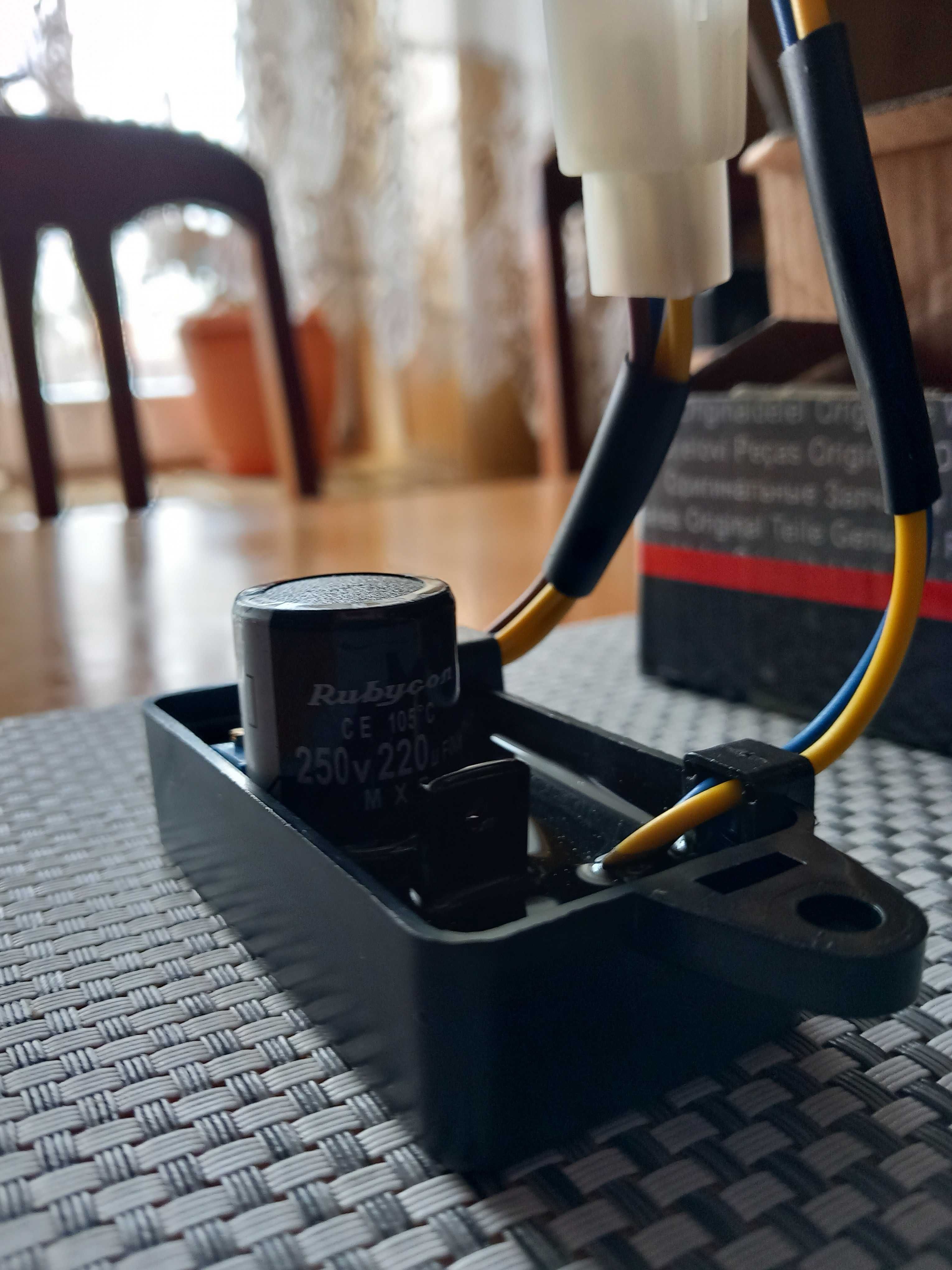 Регулятор напруги AVR 250V до 3 кВт.