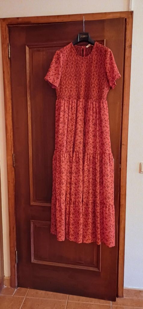 Vestido comprido e fluido com forro da zara