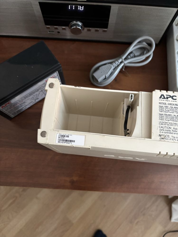 UPS APC Back-UPS CS 325 – sprawny, BEZ baterii, z kablem IEC