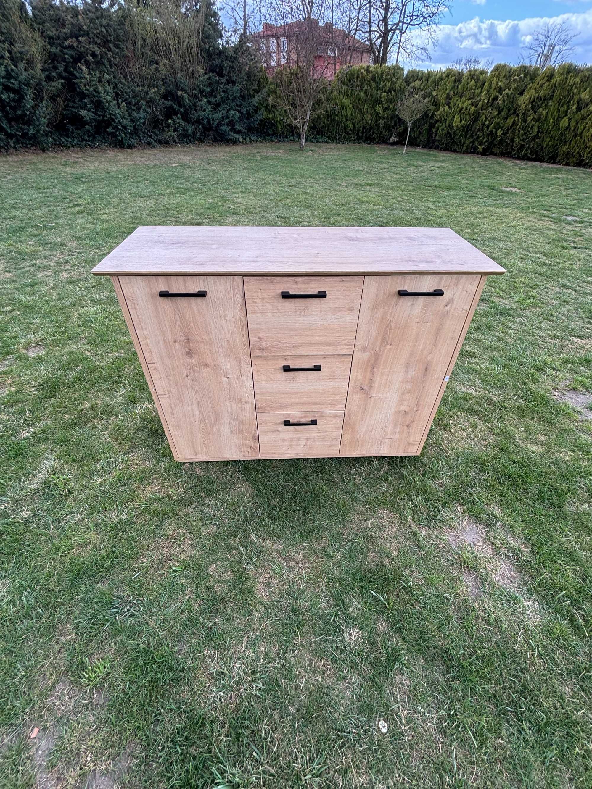 Pojemna Komoda w kolorze naturalnego drewna. 120 cm x H90 x45 cm (S)