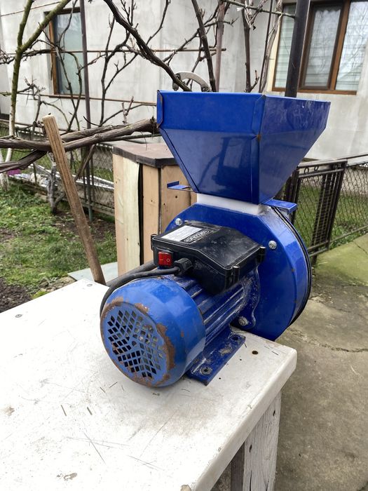 Мотор-січкарня для помолу зерна