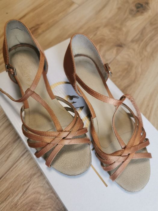 Buty do tańca towarzyskiego na klocku Akces
