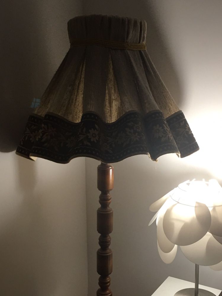 Drewniana lampa stojąca