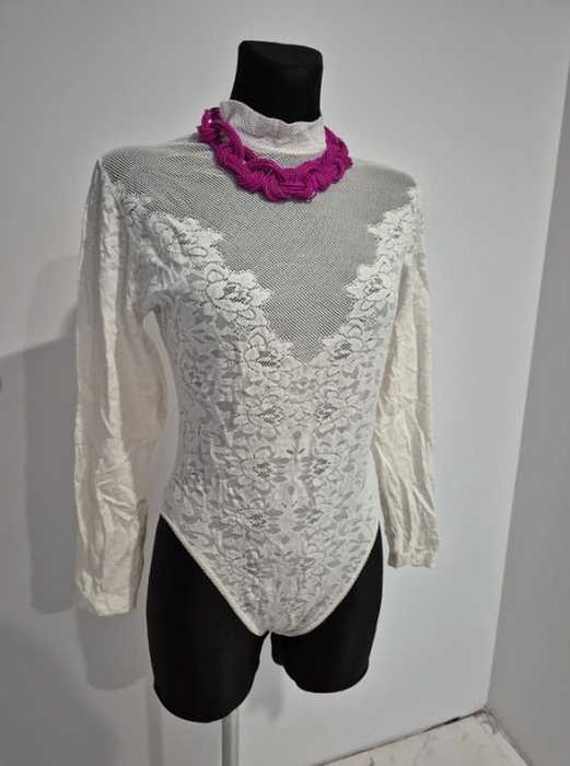 Białe koronkowe ażurowe body