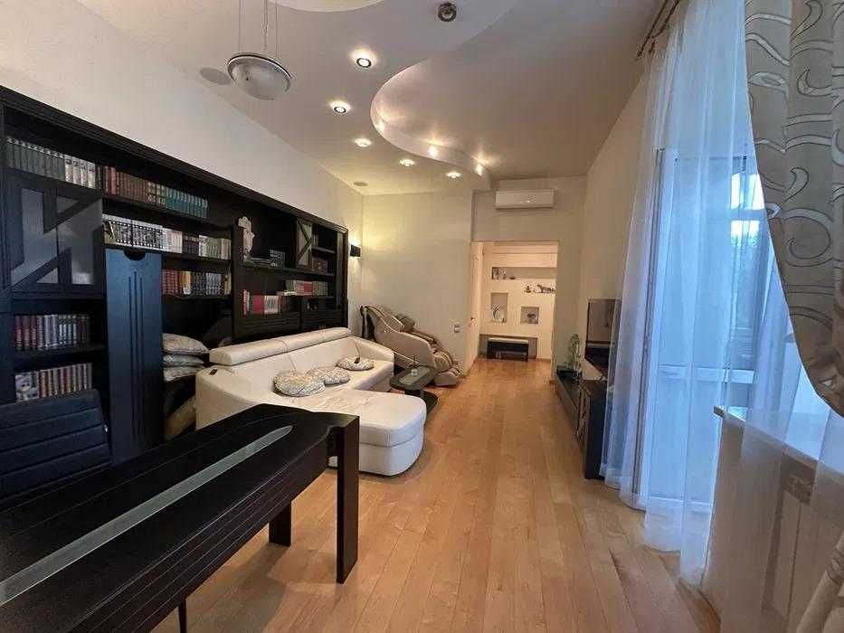 Центр, двокімнатна квартира з якісним  ремонтом та великим гардеробом