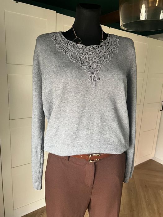 Szary mięciutki sweter z wełny i kaszmiru rozmiar 40 marki Belle Femme