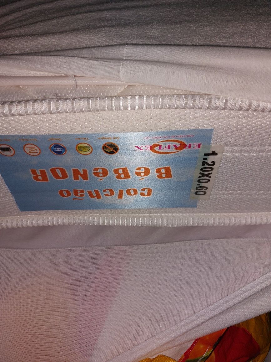 Vendo cama de bebé com colchão.  Mais carrinho