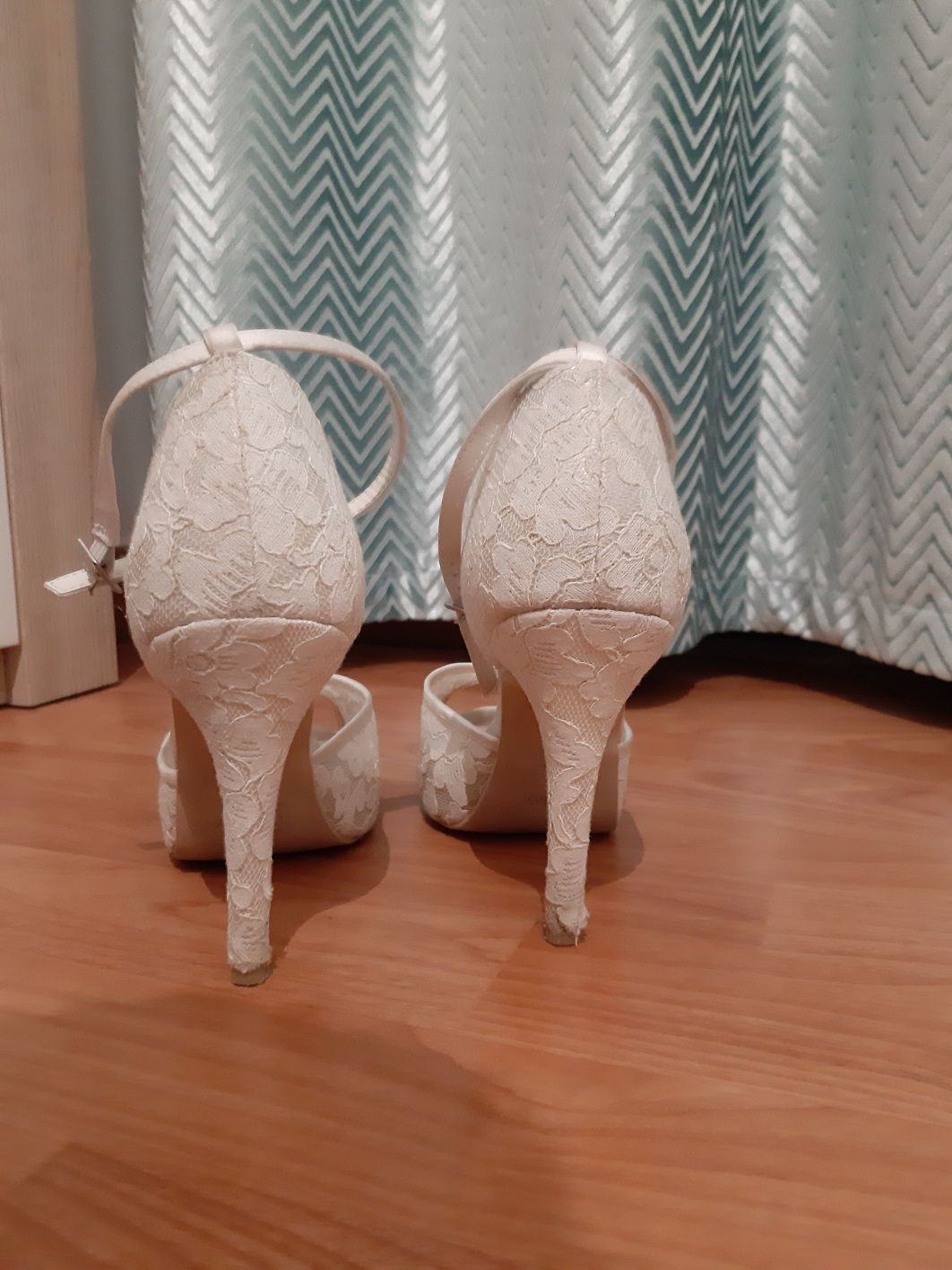 Sapatos brancos de noiva