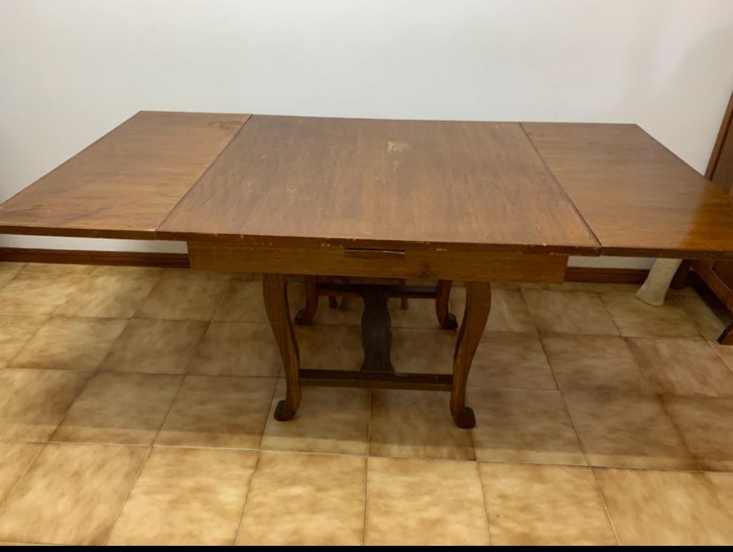 Mesa em Madeira quadrada extensivel