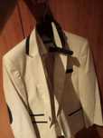 Blazer bege, laço e camisa branca