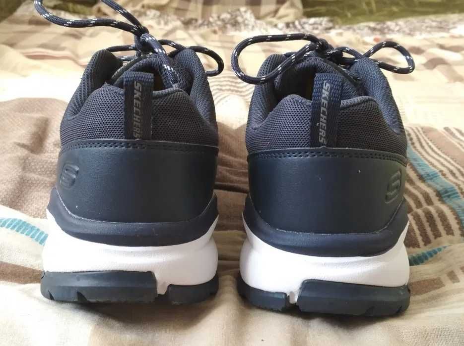 Рабочие кроссовки Sketchers.