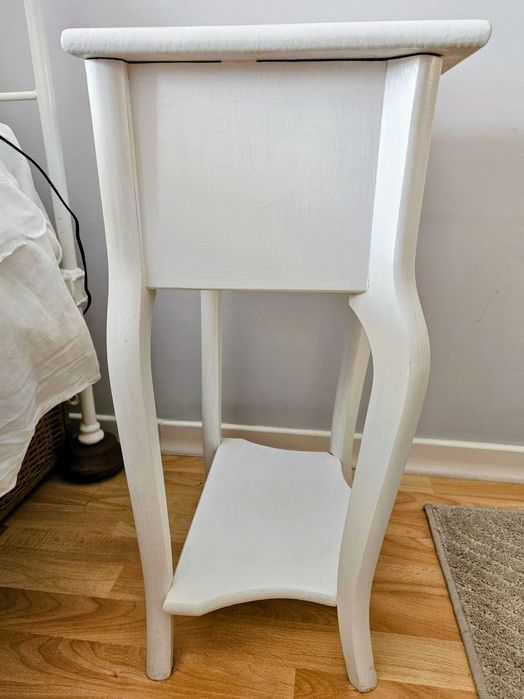 Mesinha de Cabeceira em pinho, pintada de branco