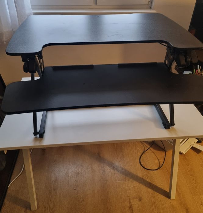 Stół z nakładką ergonomiczną