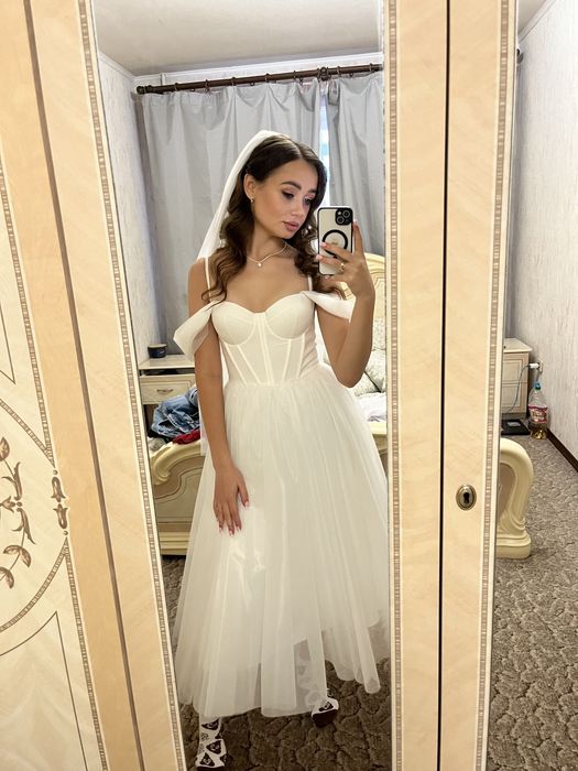 Біла корсетна сукня