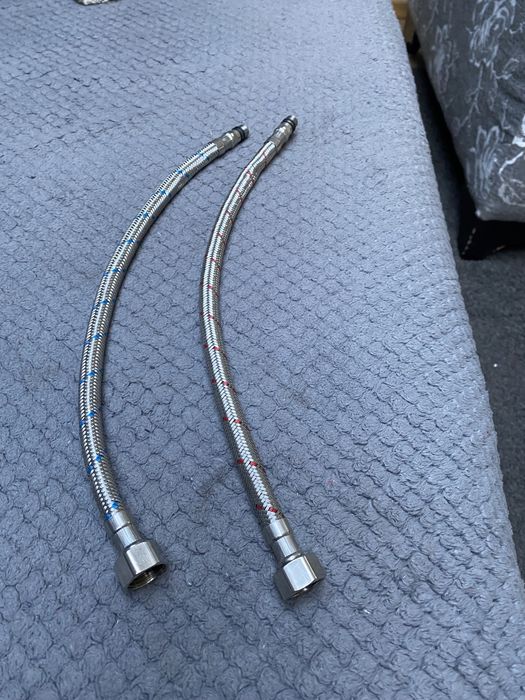 Sprzedam Dwa nowe wężyki przylaczeniowe do baterii o dlugosci 35 cm